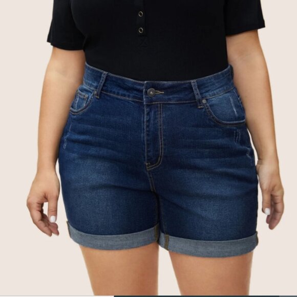 BloomChic Plus Size 3XL Roll Hem Pocket Bodycon Denim Shorts - Picture 1 of 7